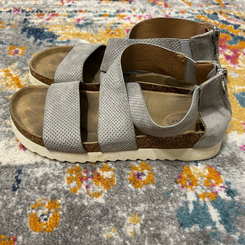 Light grey platforms - Picture 2 of 2